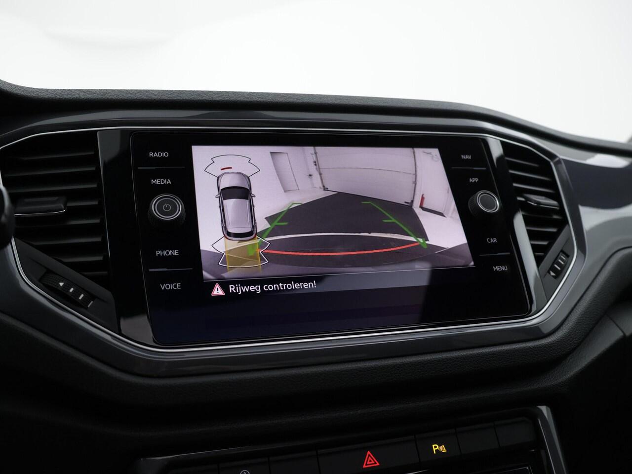 Volkswagen T-Roc 1.5 TSI 150pk DSG R-line Sport · Camera · Panoramadak · Apple/Android Car Play · Alarm · Trekhaak · 18'' Inch ·