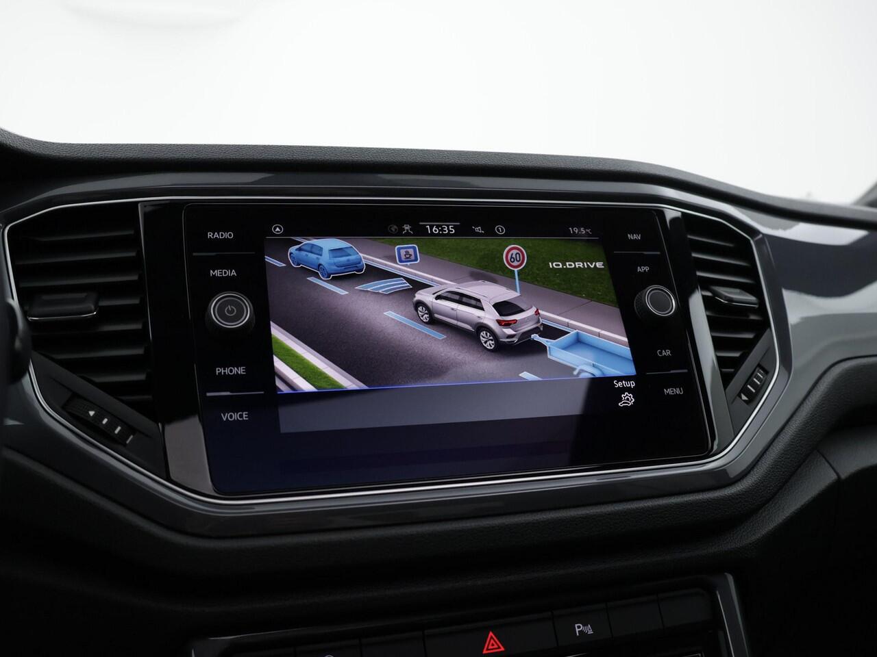 Volkswagen T-Roc 1.5 TSI 150pk DSG R-line Sport · Camera · Panoramadak · Apple/Android Car Play · Alarm · Trekhaak · 18'' Inch ·