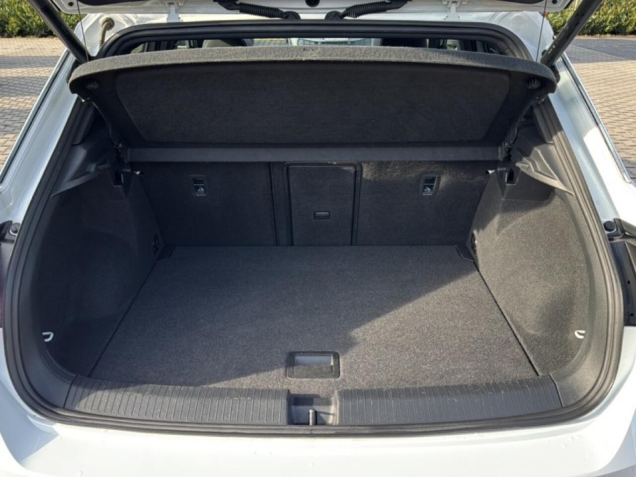 Volkswagen T-Roc 1.5 TSI DSG R-LINE PANODAK/ELEKKLEP/BEATS/ACC/STOELVERW