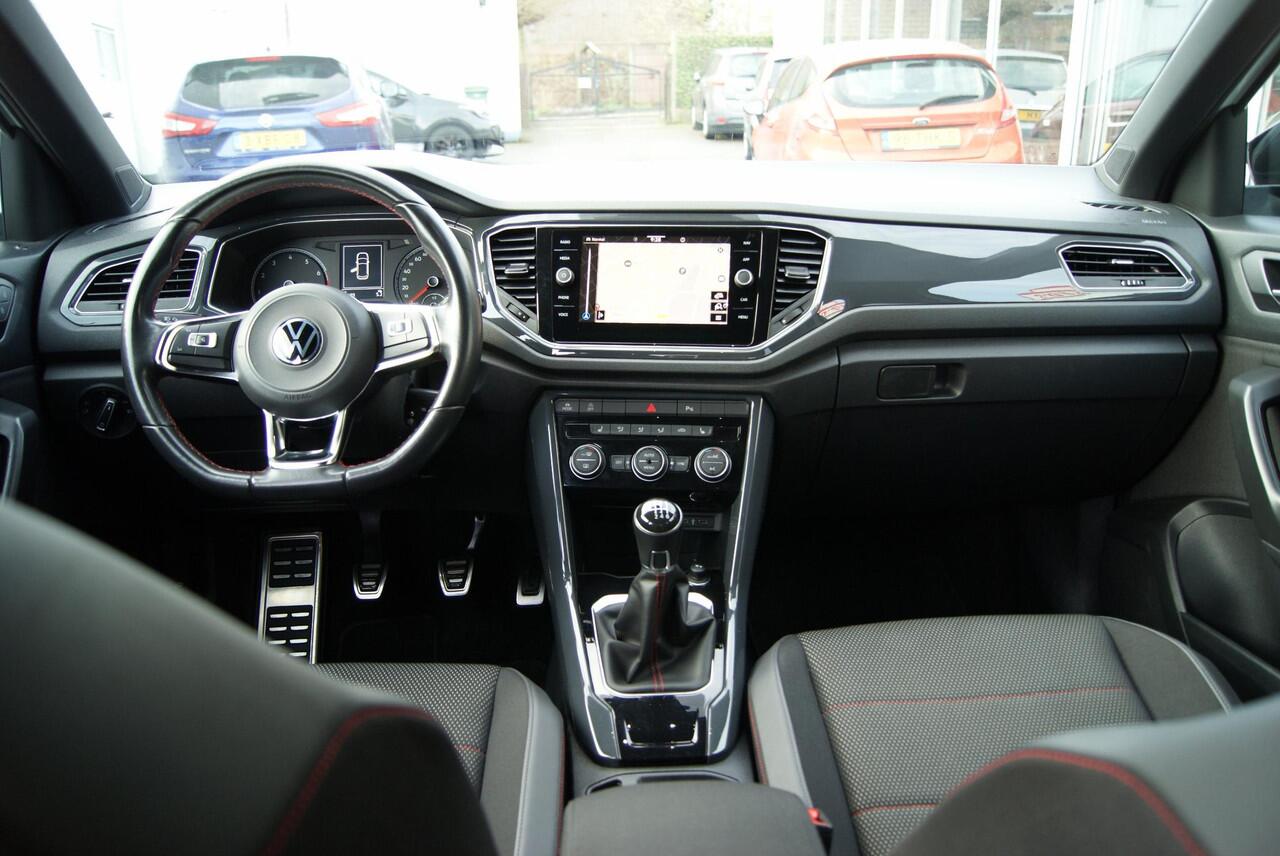 Volkswagen T-Roc 1.5 TSI Sport Navi,Clima,Trekhaak,pdc,RIJKLAARPRIJS!!