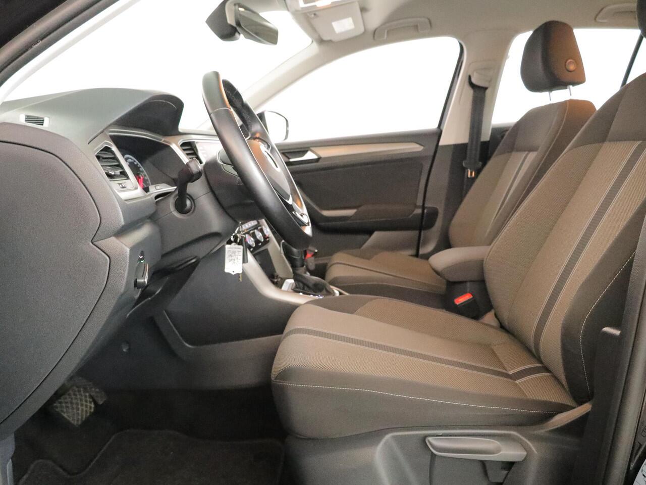 Volkswagen T-Roc 1.5 TSI Style 150pk DSG| Navi| Trekhaak | 17'LM-velgen| extra getint glas| Alarm