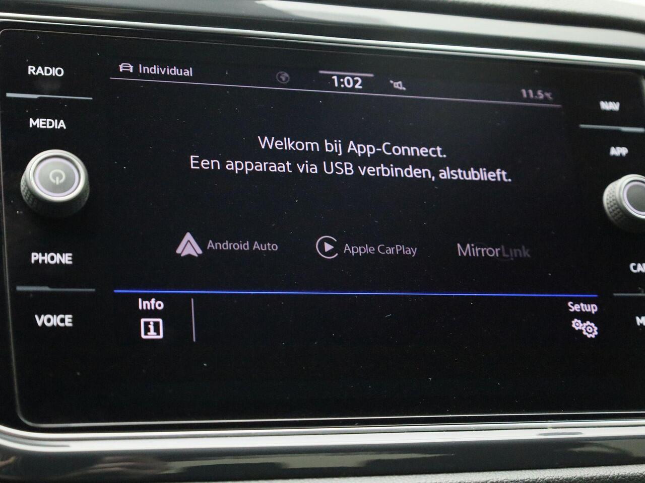 Volkswagen T-Roc 1.5TSI/150PK DSG Sport · Navigatie · Apple/Android Car Play · Trekhaak