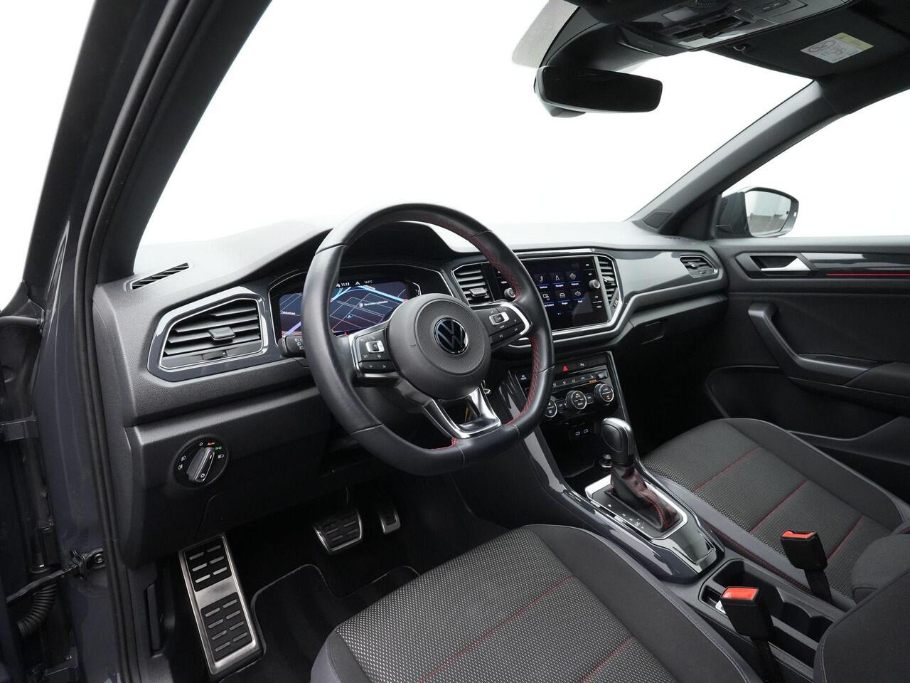 Volkswagen T-Roc 1.5 TSI 150 pk DSG R-Line | Panoramadak | Achteruitrijcamera | Stoelverwarming | Navigatie | Adaptive Cruise