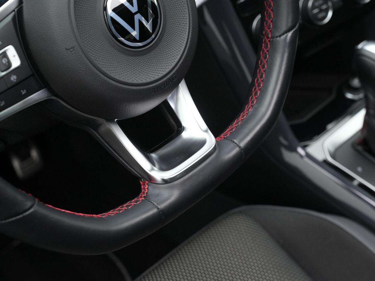 Volkswagen T-Roc 1.5 TSI 150 pk DSG R-Line | Panoramadak | Achteruitrijcamera | Stoelverwarming | Navigatie | Adaptive Cruise