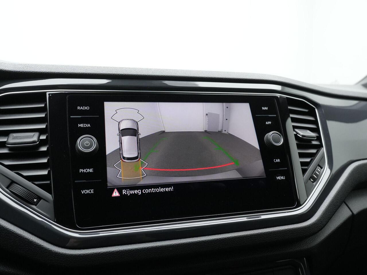 Volkswagen T-Roc 1.5 TSI 150 pk DSG R-Line | Panoramadak | Achteruitrijcamera | Stoelverwarming | Navigatie | Adaptive Cruise
