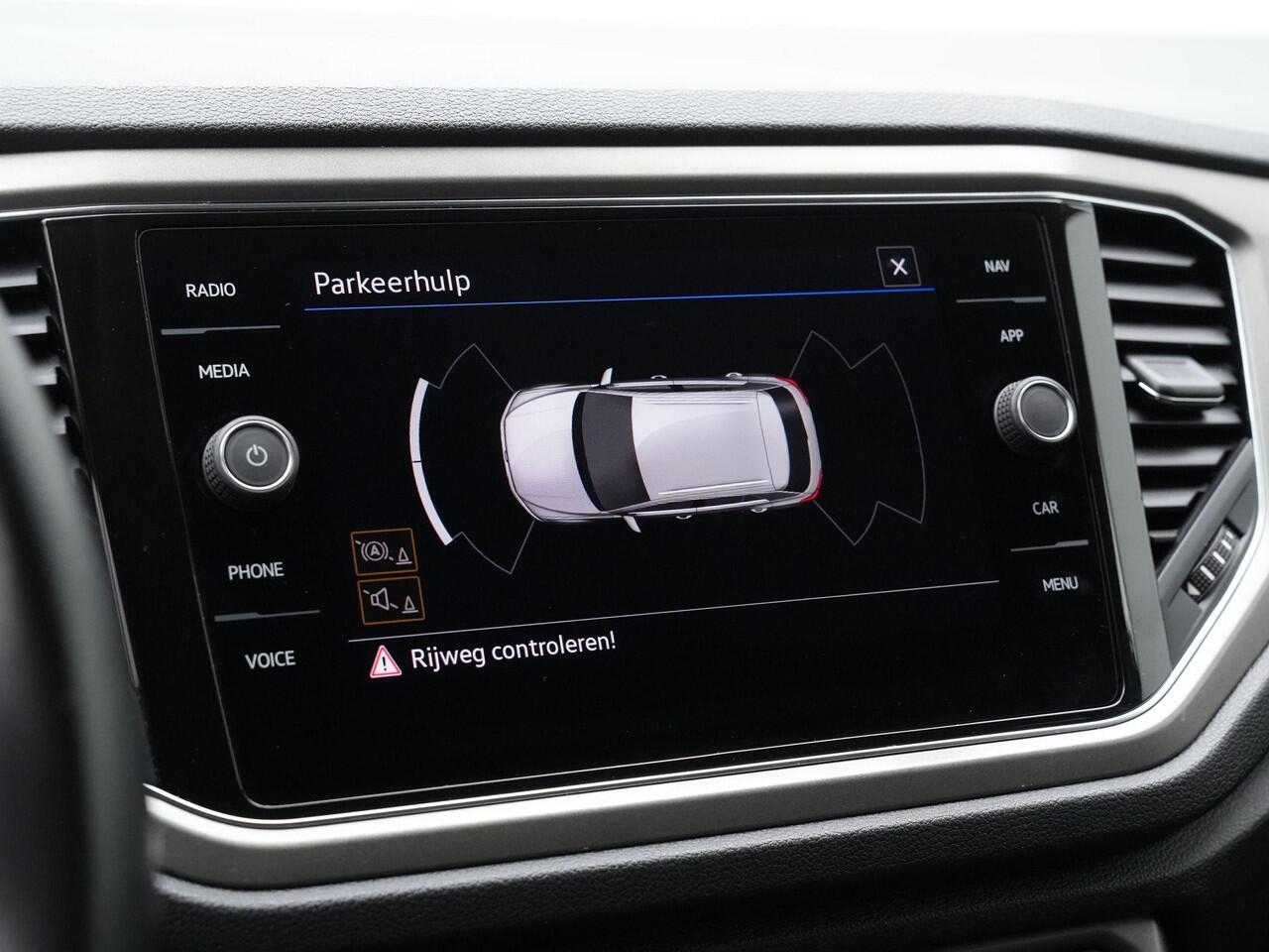 Volkswagen T-Roc 1.0 TSI 110 pk Style | Trekhaak | Navigatie | Adaptive Cruise | Navigatie | Parkeersensoren voor/achter