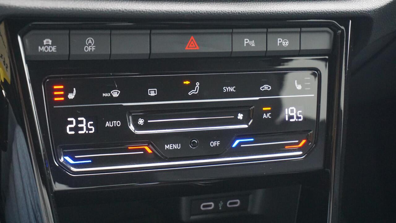 Volkswagen T-Roc 1.5 TSI 150pk DSG 2x R-Line IQ Light Afn-Trekhaak 17inch LM Adaptive Cruise Control Stuurverwarming *Lapiz Blue*