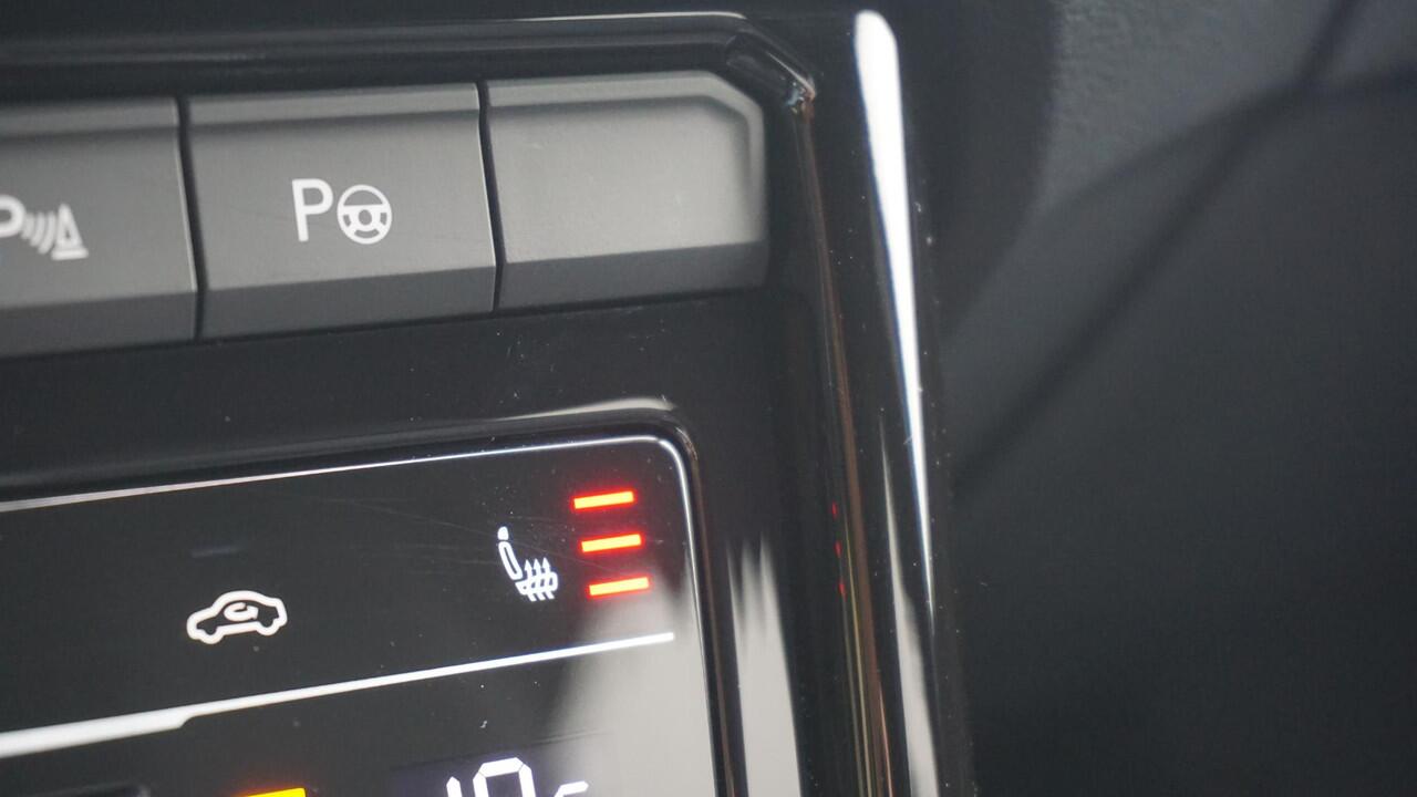 Volkswagen T-Roc 1.5 TSI 150pk DSG 2x R-Line IQ Light Afn-Trekhaak 17inch LM Adaptive Cruise Control Stuurverwarming *Lapiz Blue*