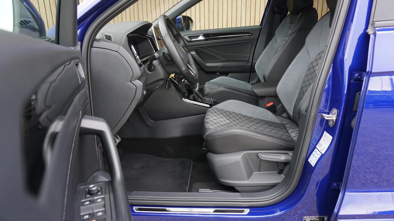 Volkswagen T-Roc 1.5 TSI 150pk DSG 2x R-Line IQ Light Afn-Trekhaak 17inch LM Adaptive Cruise Control Stuurverwarming *Lapiz Blue*