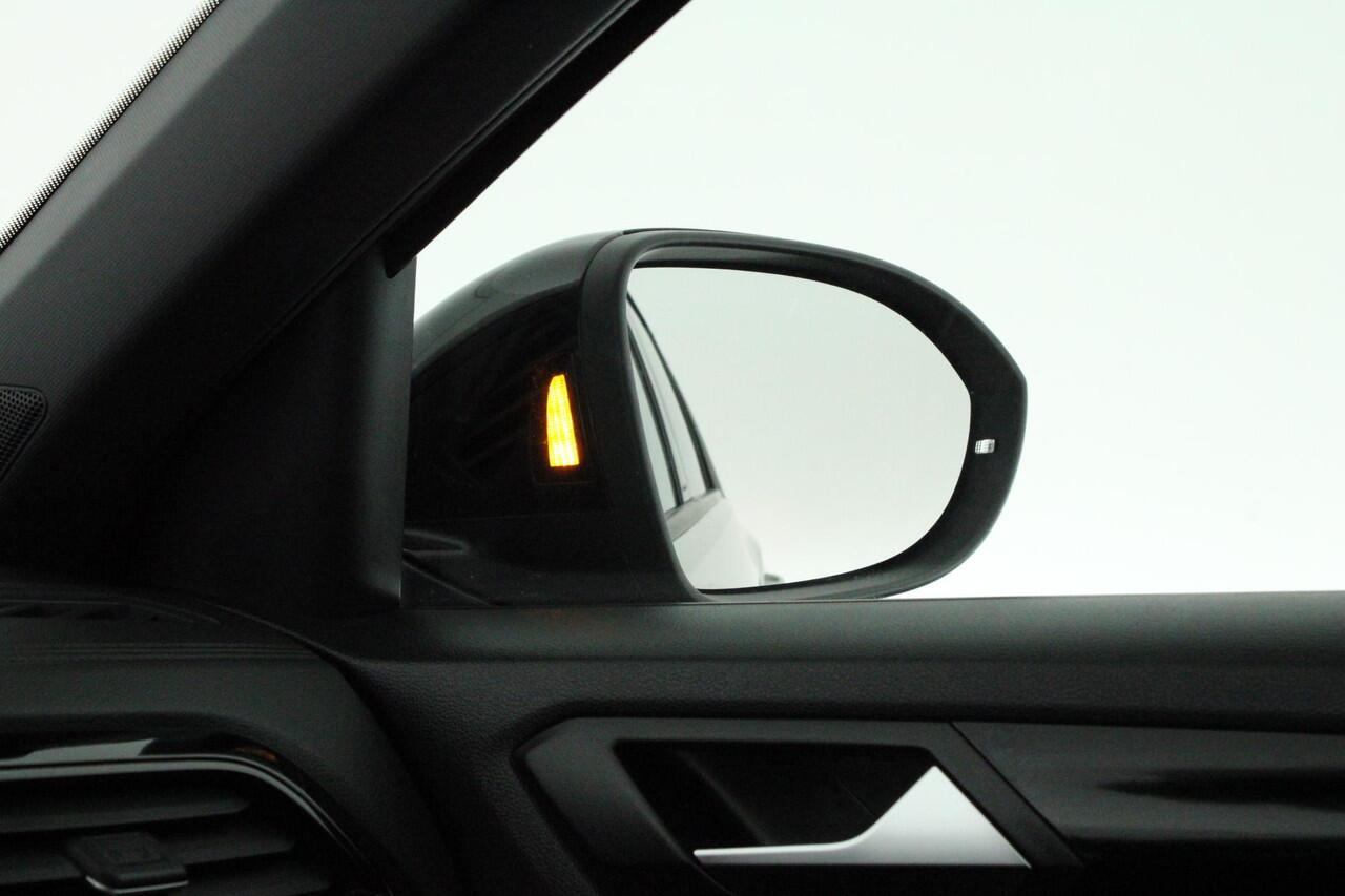 Volkswagen T-Roc 1.5 TSI 150pk DSG Style Camera Panoramadak IQ.Light Stoelverwarming Carplay