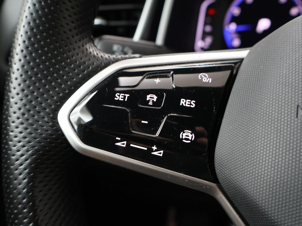 Volkswagen T-Roc 1.5 TSI R-Line Business+ | 150 PK | Automaat | Stoelverwarming | Adaptive Cruise Control | Achteruitrijcamera |