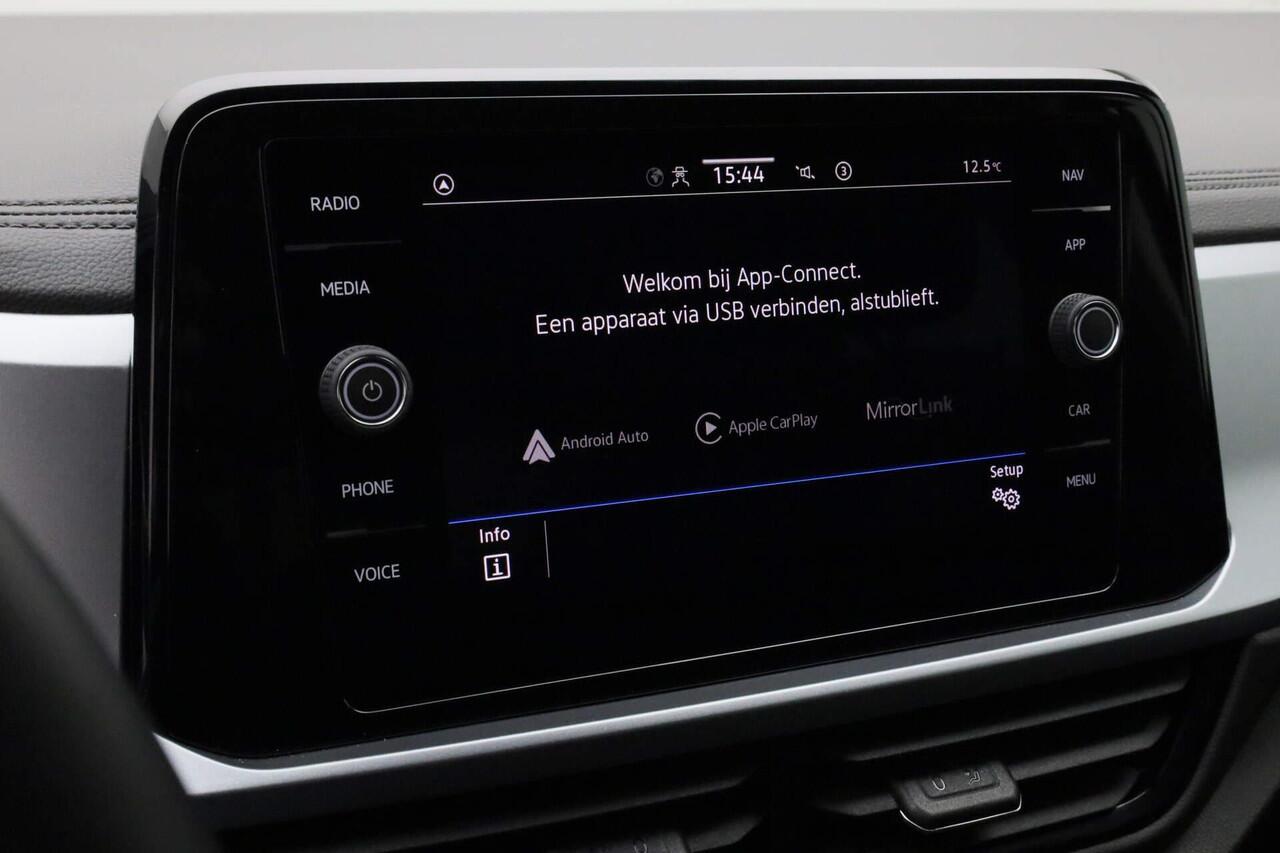 Volkswagen T-Roc 1.5 TSI 150 pk DSG Life | Trekhaak | Stoelverwarming | Carplay | Parkeersensoren voor/achter | Adaptive Cruise