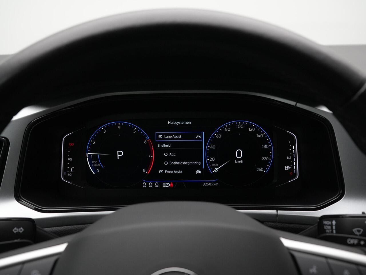 Volkswagen T-Roc 1.5 TSI 150 pk DSG Life | Trekhaak | Stoelverwarming | Carplay | Parkeersensoren voor/achter | Adaptive Cruise