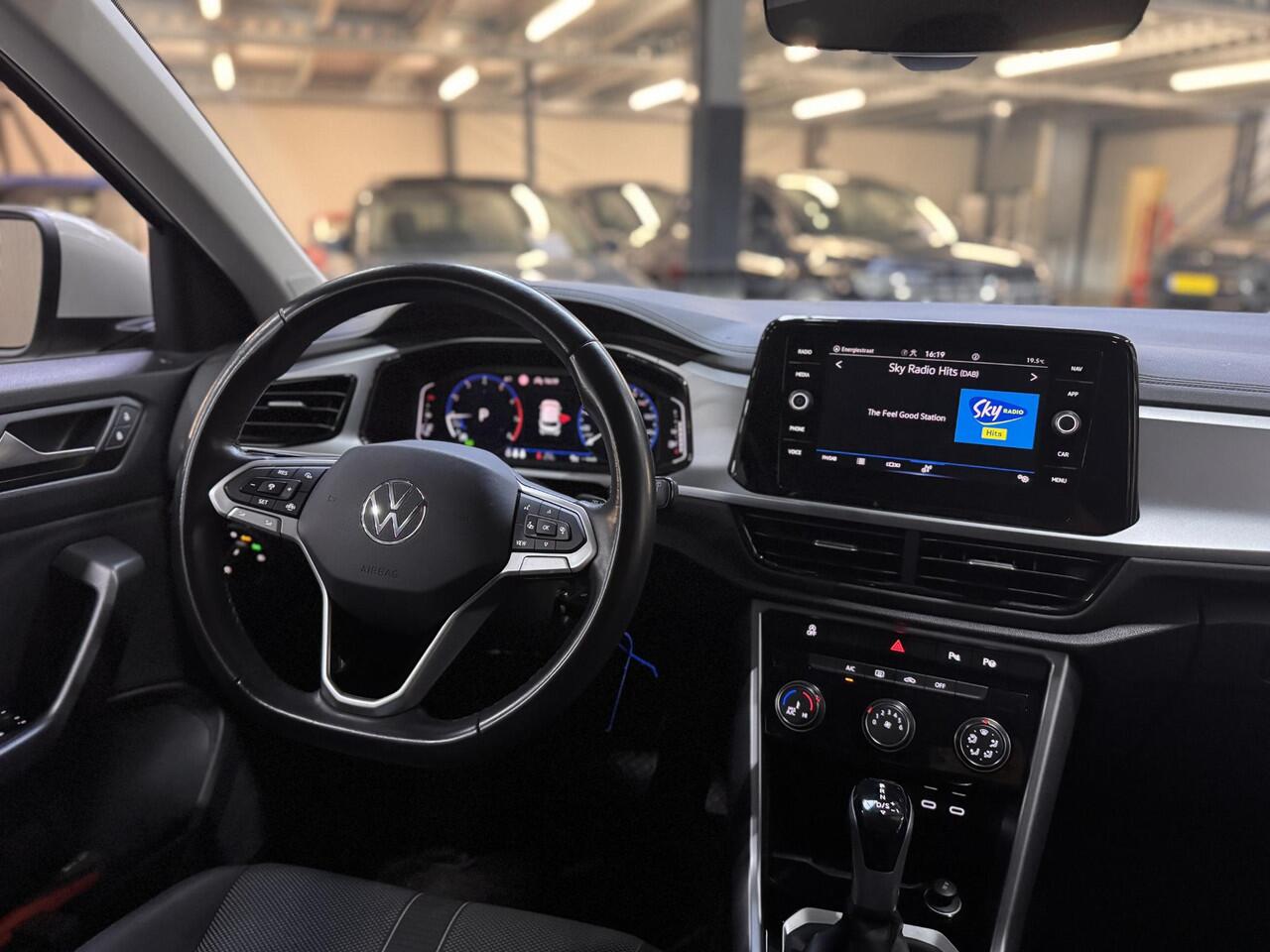 Volkswagen T-Roc 1.5 TSI 150pk DSG Automaat Life Navi Camera Trekhaak Parking pack Digi Dash Dealeronderhouden