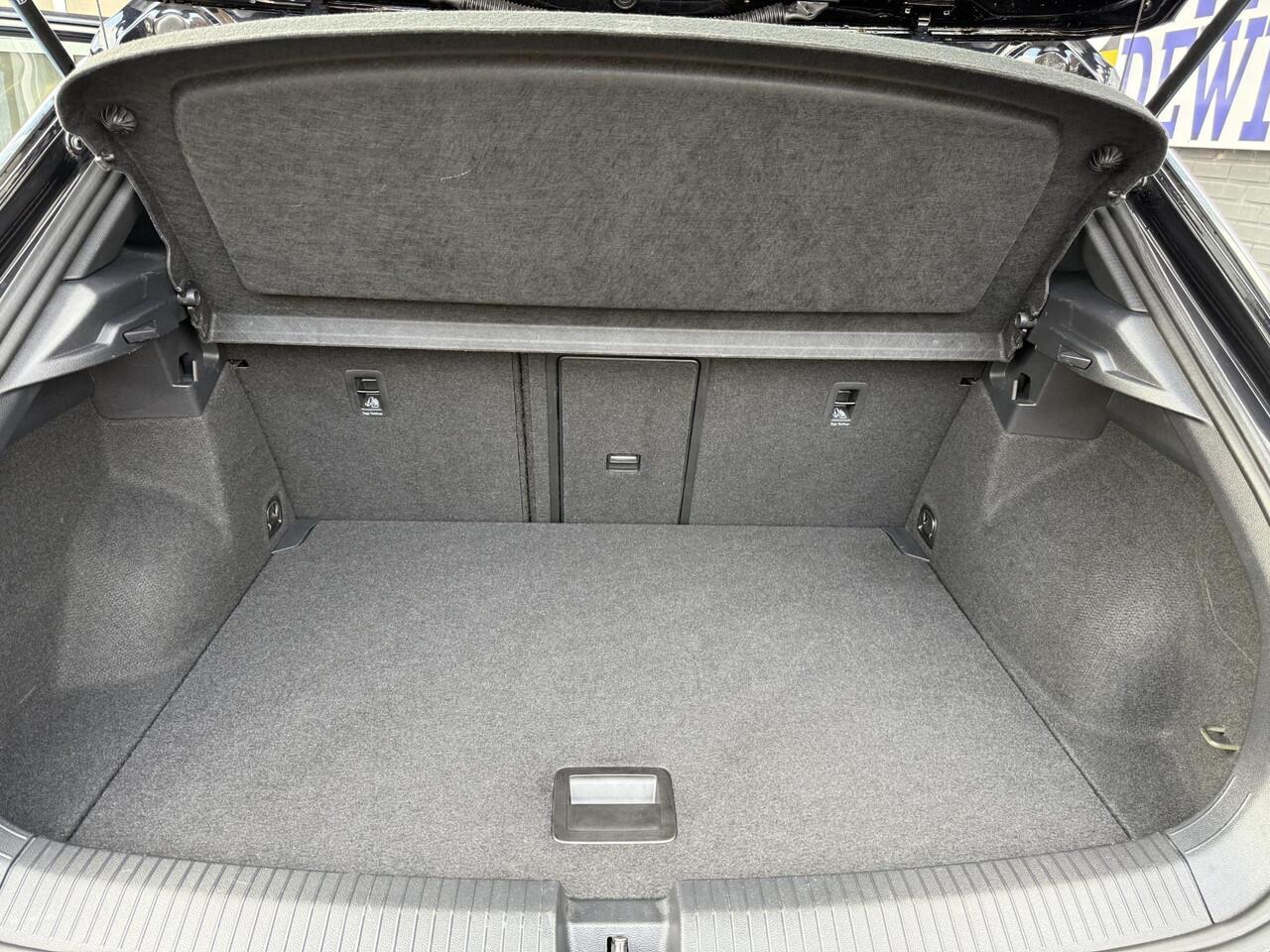 Volkswagen T-Roc 1.5 TSI SPORT ACC STOELVER. PANO TREKHAAK