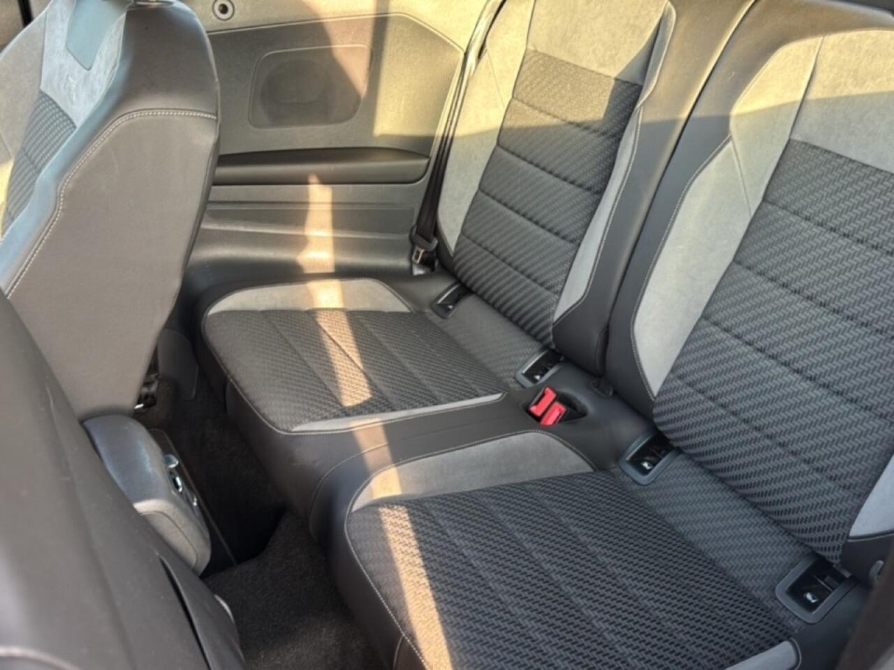 Volkswagen T-Roc 1.5 TSI DSG R-LINE TREKHAAK/ACC/NAVI/CARPLAY/STOEL+STUURVERW./PDC/DAB