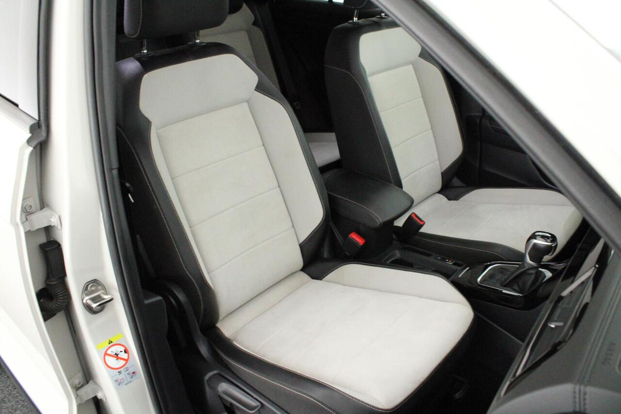 Volkswagen T-Roc 1.5 TSI 150pk DSG Style Camera Panoramadak IQ.Light Stoelverwarming Carplay