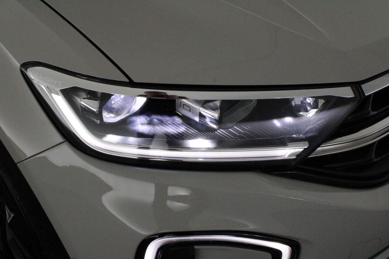 Volkswagen T-Roc 1.5 TSI 150pk DSG Style Camera Panoramadak IQ.Light Stoelverwarming Carplay