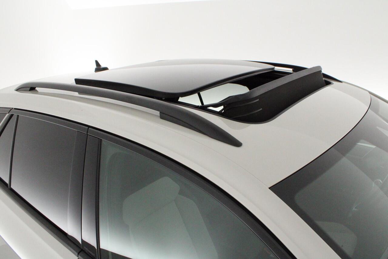 Volkswagen T-Roc 1.5 TSI 150pk DSG Style Camera Panoramadak IQ.Light Stoelverwarming Carplay