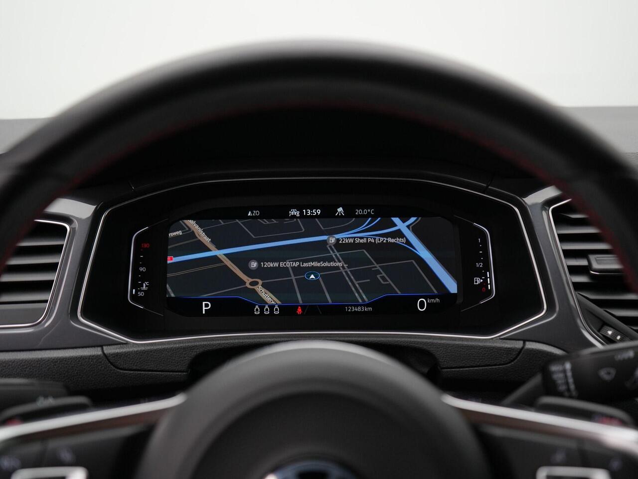 Volkswagen T-Roc 1.5 TSI 150 pk DSG Sport Business R / R-Line | Panoramadak | Trekhaak | Achteruitrijcamera | Navigatie | Adaptive Cruise