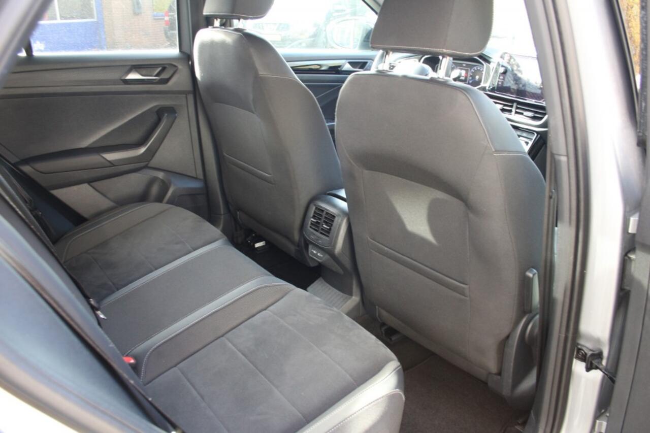 Volkswagen T-Roc 1.5 TSI R-Line Business+, Stoel en stuurverw, Navi, PDC, Zw hemelbekl.