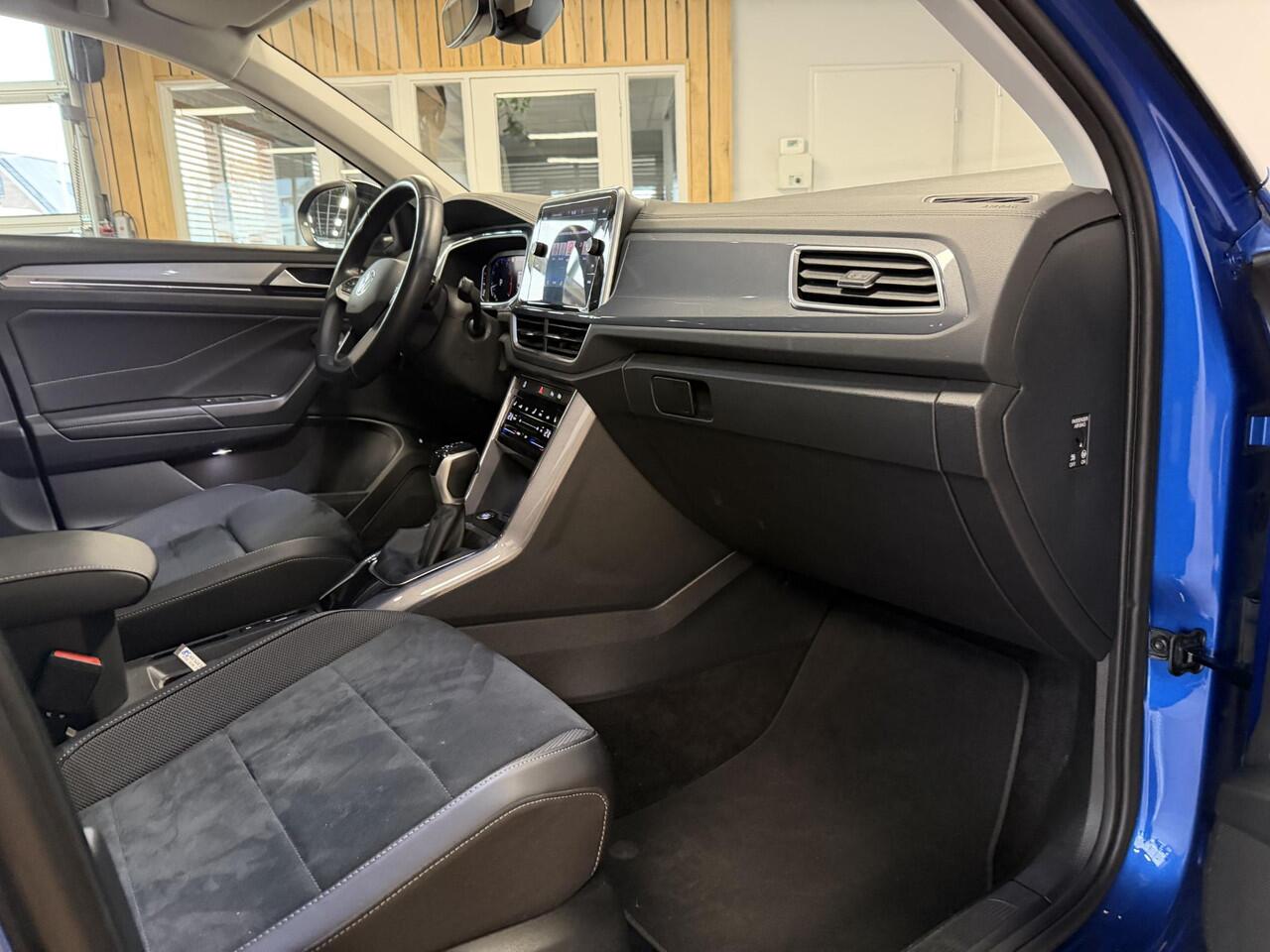 Volkswagen T-Roc 1.5 TSI Style MASSAGESTOEL/TREKHAAK/KEYLESS/CAMERA//CARPLAY