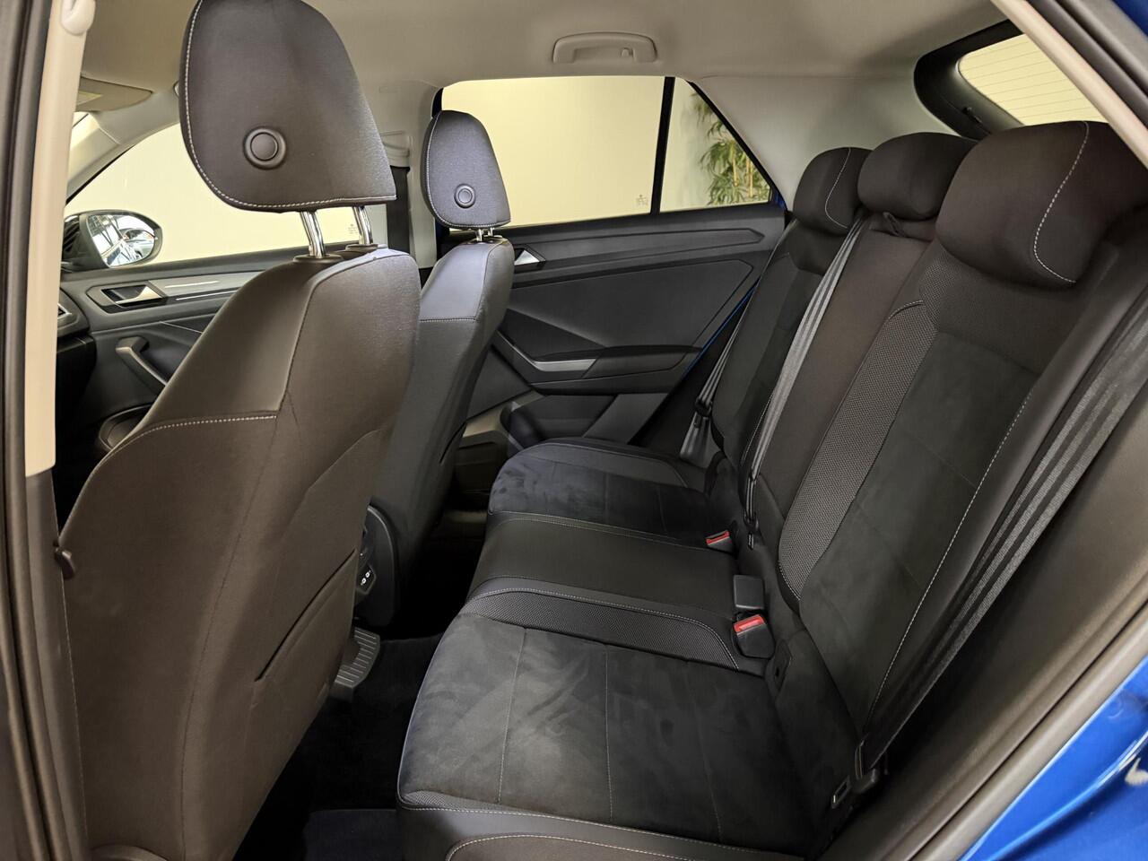 Volkswagen T-Roc 1.5 TSI Style MASSAGESTOEL/TREKHAAK/KEYLESS/CAMERA//CARPLAY