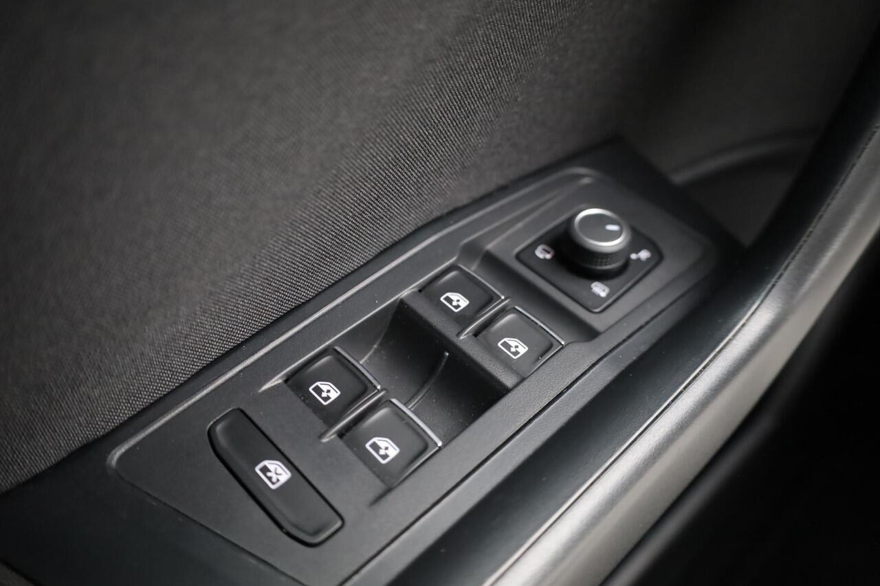 Volkswagen T-Roc 1.5 TSI Sport Business R 150PK / 110kW DSG, NL auto nieuw door ons geleverd, navigatie, achteruitrijcamera (rear view), parkeersensoren voor en achter (pdc), LED koplampen, elektrisch verstel-, verwarm- en inklapbare buitenspiegels (spiegel pakket), elekt