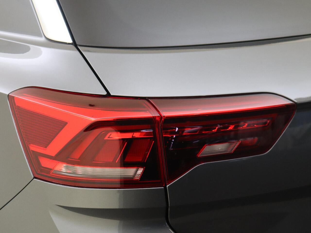 Volkswagen T-Roc 1.5 TSI R-Line | Parkeersensoren | Dodehoek detectie | Adaptieve cruise control | Digital cockpit Pro | CarPlay | Navigatie | Airco |