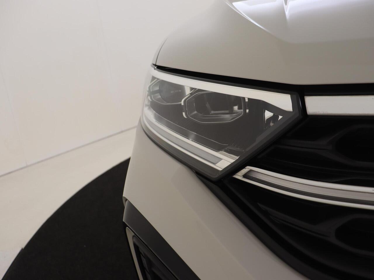 Volkswagen T-Roc 1.5 TSI R-Line | Black style | Achteruitrijcamera | Adaptieve cruise control | Dodehoek detectie | Keyless | CarPlay | Navigatie | Stuurverwarming |