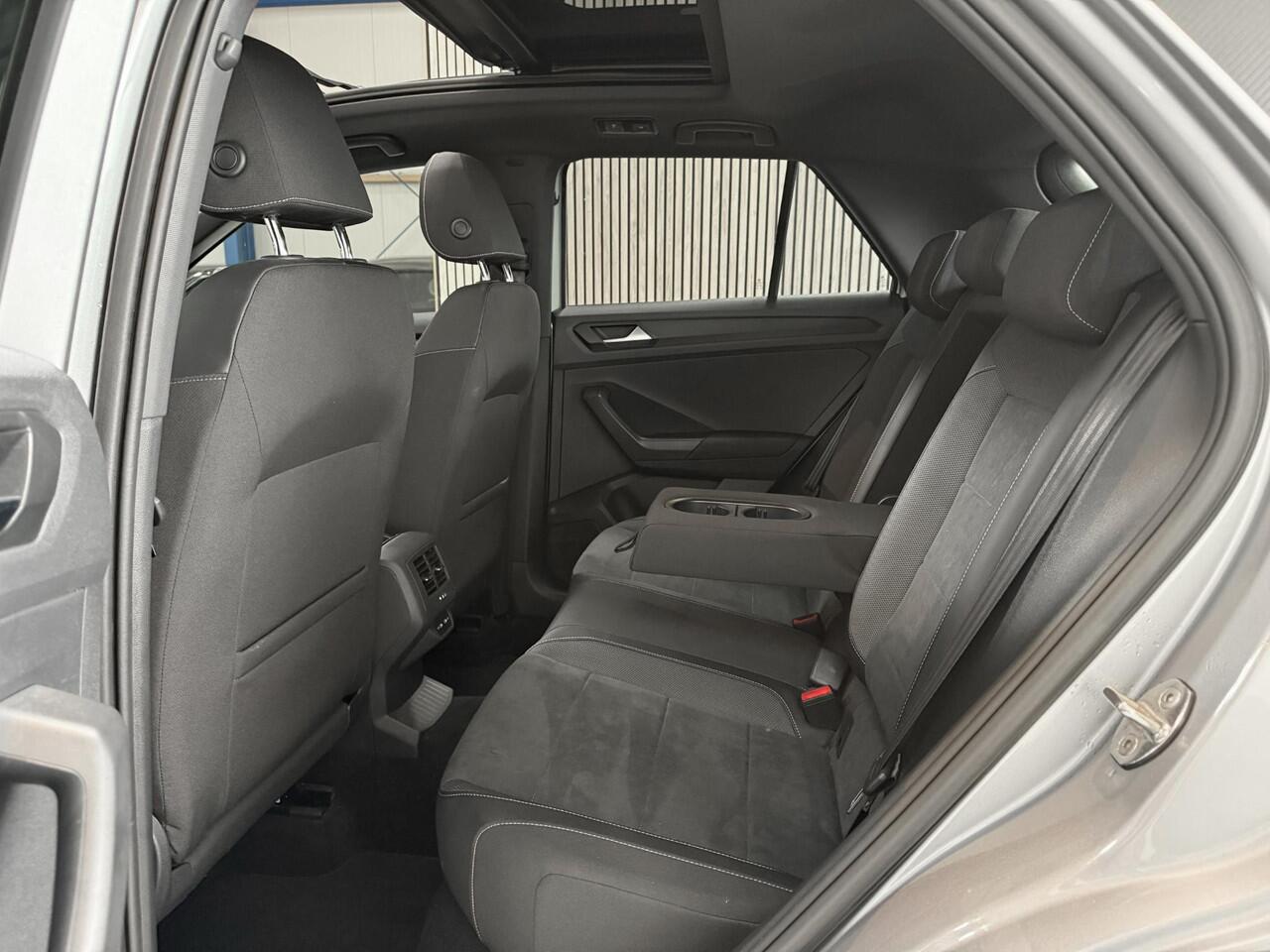 Volkswagen T-Roc 1.5 TSI R-Line Business+ Black Pack - PANORAMADAK - VIRTUAL COCKPIT - AUTOMAAT - IQ LIGHT - TREKHAAK