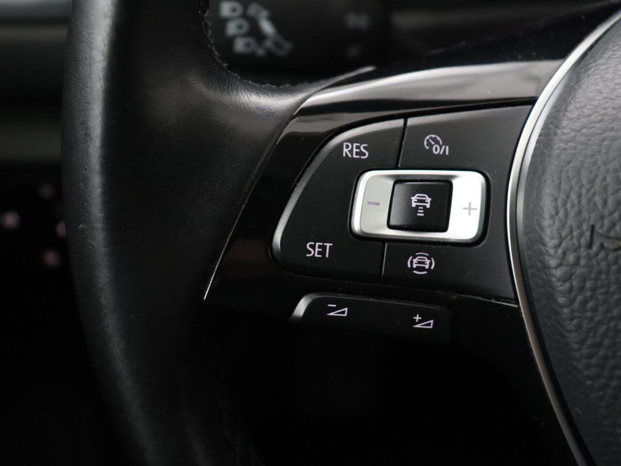 Volkswagen T-Roc 1.0 TSI | Adaptive cruise | Carplay | Airco | DAB | Bluetooth