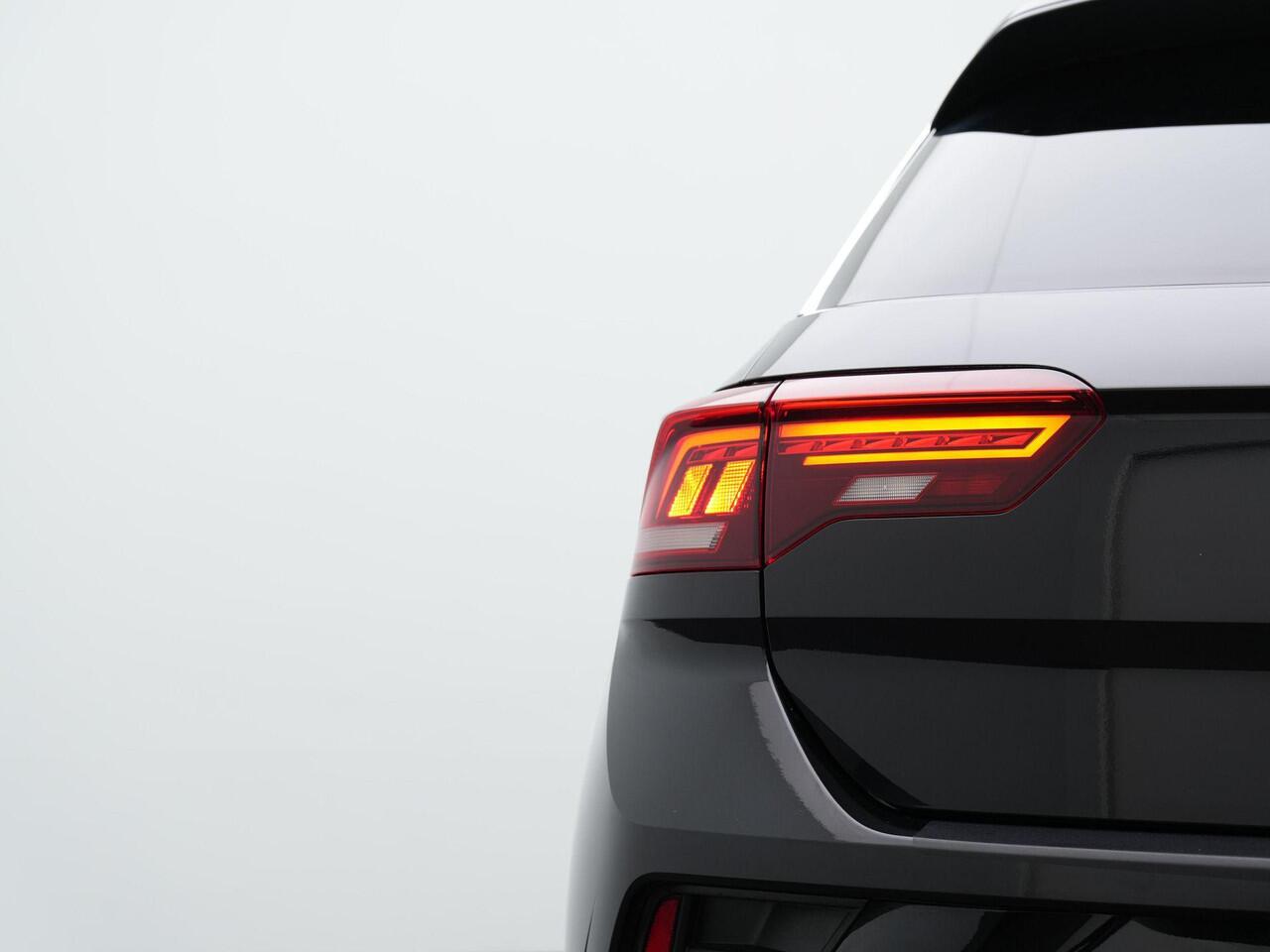 Volkswagen T-Roc 1.5 TSI 150 pk DSG R-Line | Achteruitrijcamera | Stoelverwarming | Navigatie | Adaptive Cruise