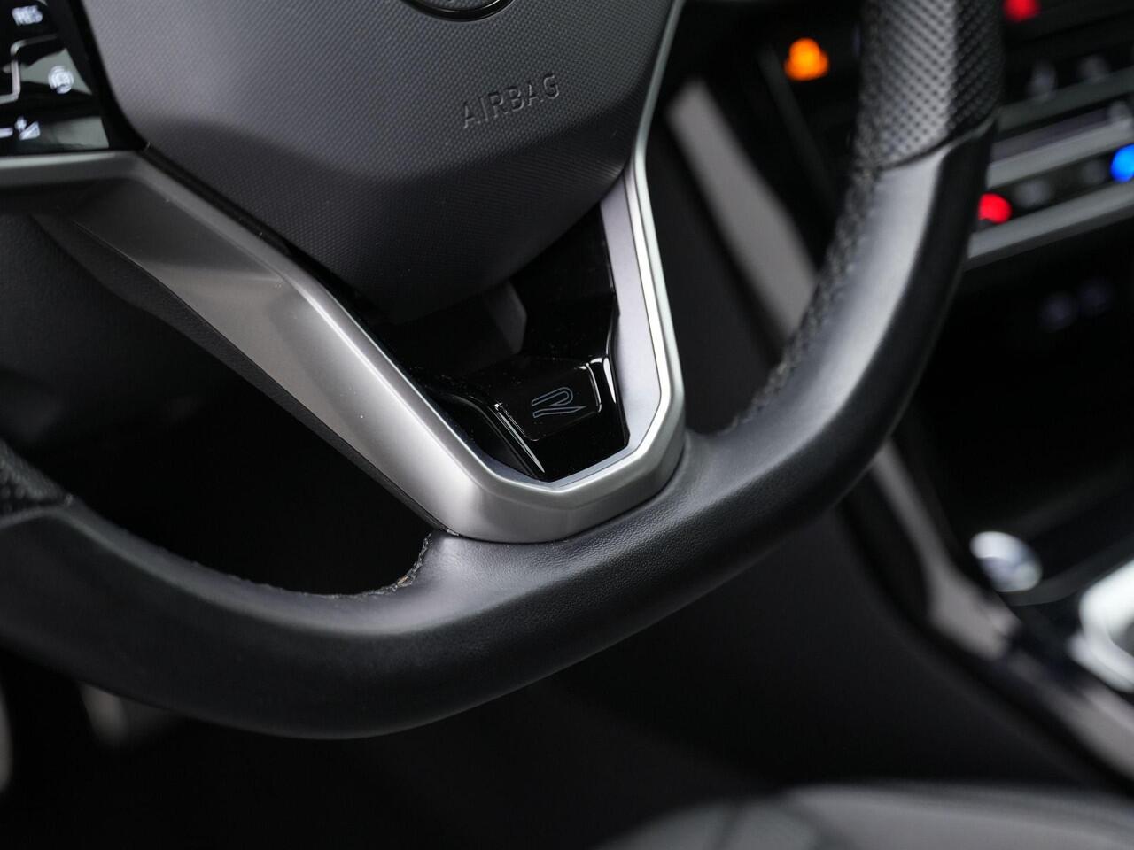 Volkswagen T-Roc 1.5 TSI 150 pk DSG R-Line | Achteruitrijcamera | Stoelverwarming | Navigatie | Adaptive Cruise