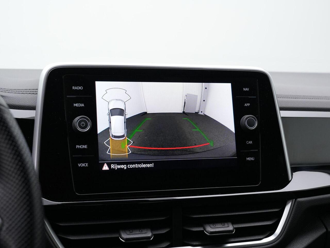 Volkswagen T-Roc 1.5 TSI 150 pk DSG R-Line | Achteruitrijcamera | Stoelverwarming | Navigatie | Adaptive Cruise