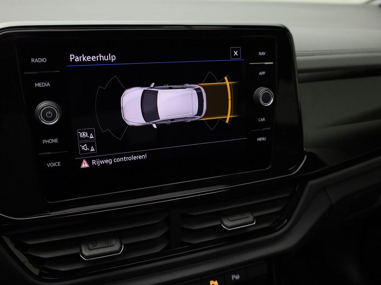 Volkswagen T-Roc 1.0TSI/110PK Style · Panoramadak · Stoelverwarming · Apple/Android Car Play · Garantie t/m 03-11-2027 of 100000km.