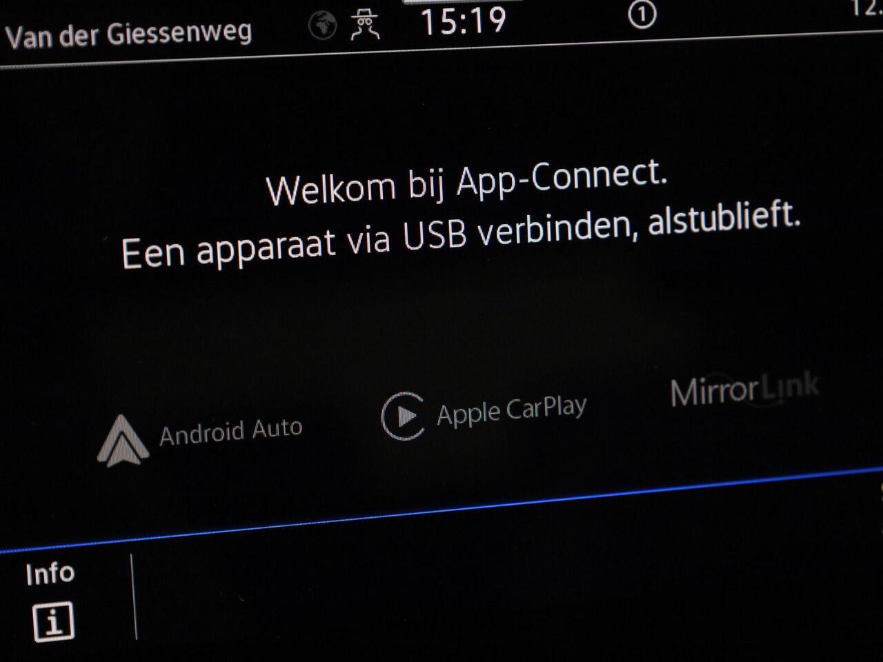 Volkswagen T-Roc 1.0TSI/110PK Style · Panoramadak · Stoelverwarming · Apple/Android Car Play · Garantie t/m 03-11-2027 of 100000km.