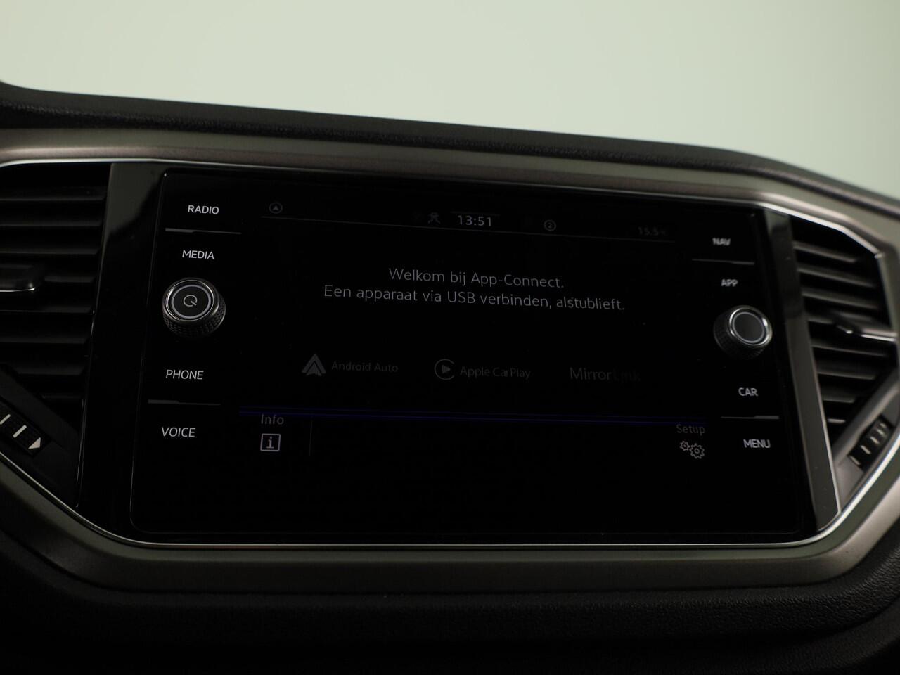 Volkswagen T-Roc 1.0 TSI Style | Parkeersensoren (Park assist) | Adaptieve cruise control | Carplay & Android auto |