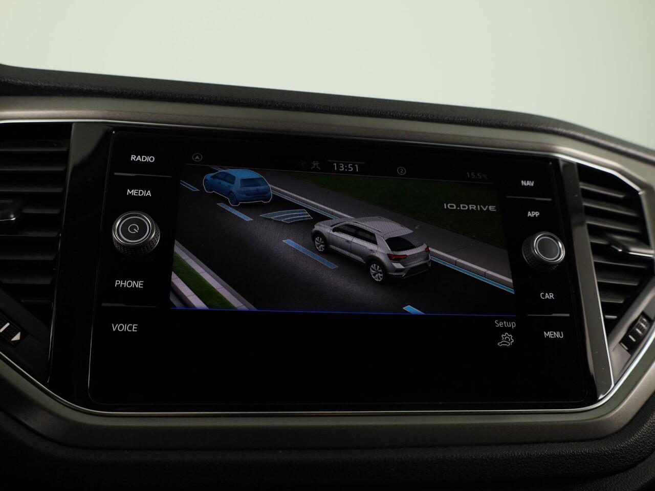 Volkswagen T-Roc 1.0 TSI Style | Parkeersensoren (Park assist) | Adaptieve cruise control | Carplay & Android auto |