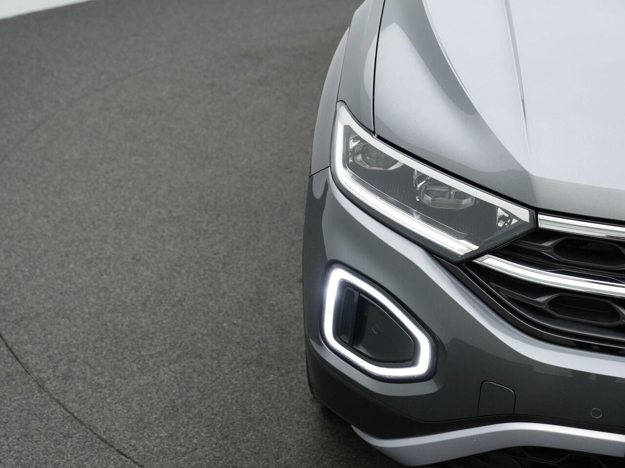 Volkswagen T-Roc 1.5 TSI 150 pk DSG Style | Beats | IQ Light | Achteruitrijcamera | Stoelverwarming | Massage | Alcantara