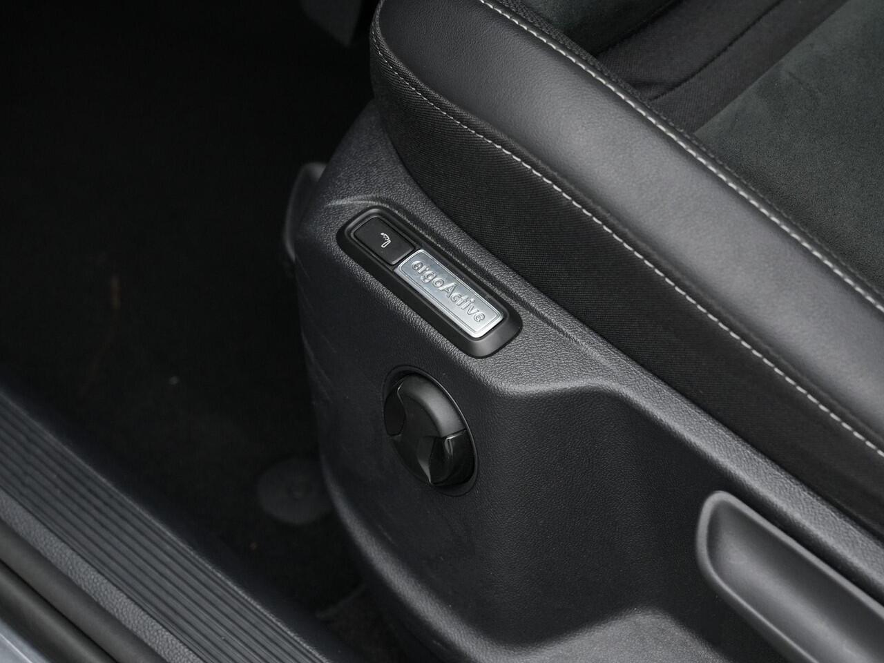 Volkswagen T-Roc 1.5 TSI 150 pk DSG Style | Beats | IQ Light | Achteruitrijcamera | Stoelverwarming | Massage | Alcantara