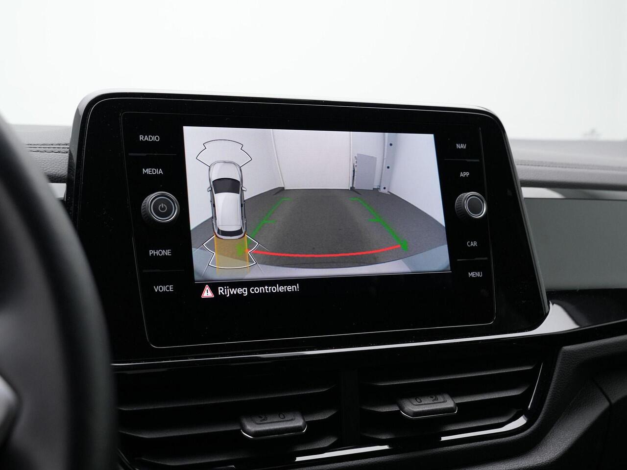 Volkswagen T-Roc 1.5 TSI 150 pk DSG Style | Beats | IQ Light | Achteruitrijcamera | Stoelverwarming | Massage | Alcantara