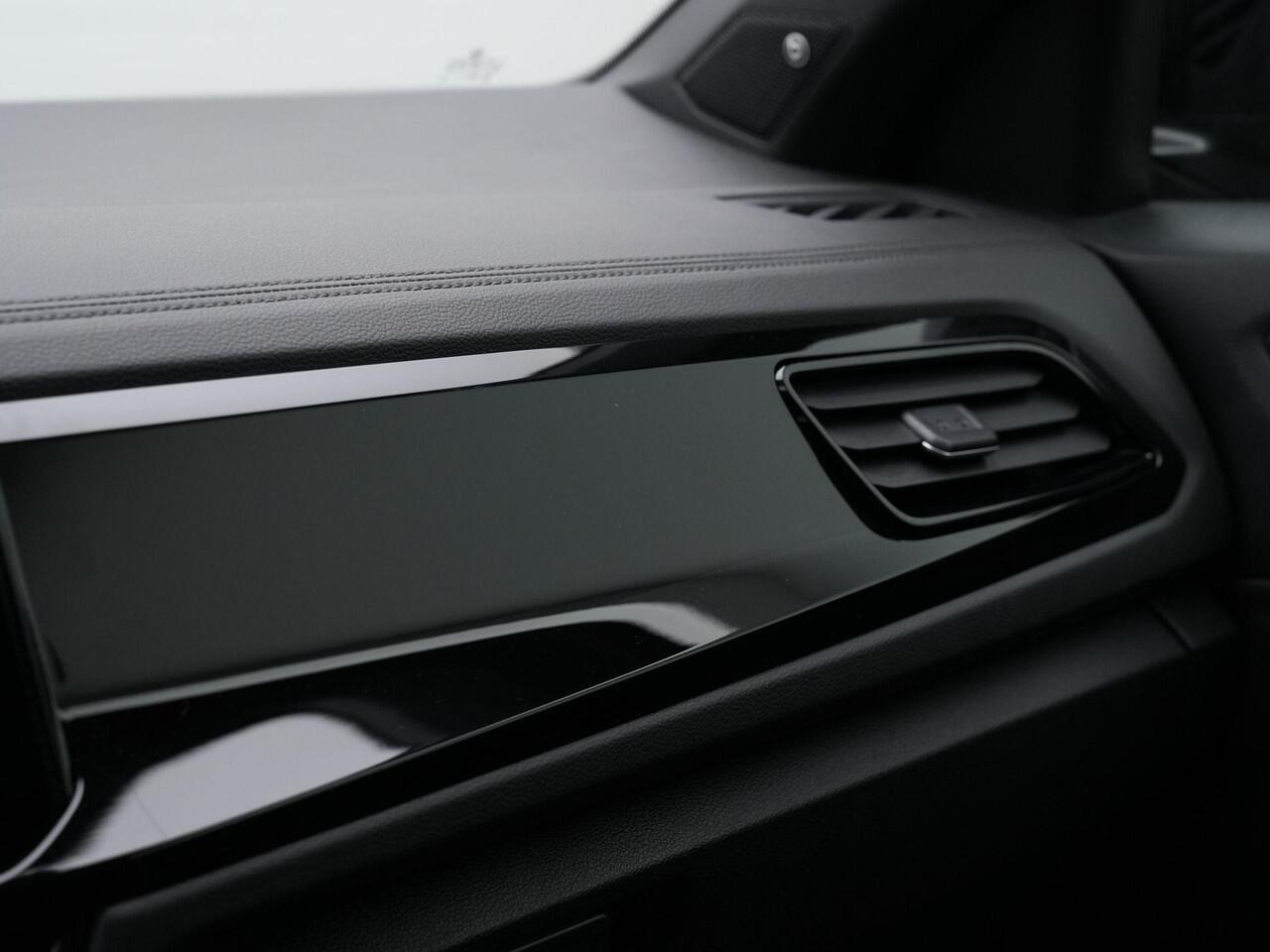 Volkswagen T-Roc 1.5 TSI 150 pk DSG Style | Beats | IQ Light | Achteruitrijcamera | Stoelverwarming | Massage | Alcantara