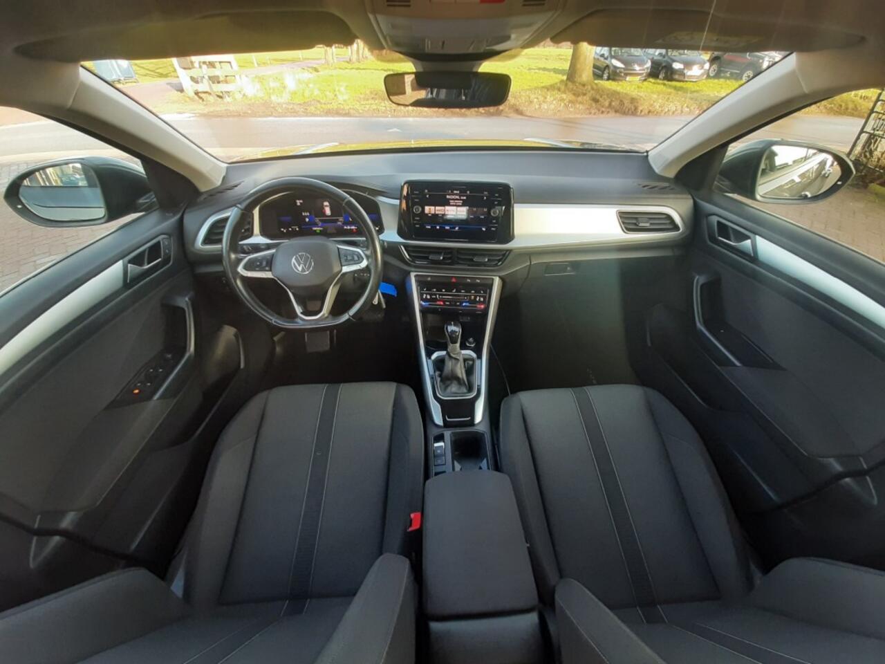 Volkswagen T-Roc 1.5 TSi 150pk Airco - Adap. Cruise-control - Dig. dashboard- Bluetooth - Stuur- en Stoelverwarming - Android - Apple Carplay