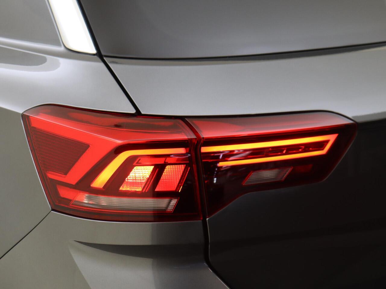 Volkswagen T-Roc 1.5 TSI Style | Panoramadak | Trekhaak | Keyless | Digital cockpit Pro | Achteruitrijcamera | Parkeerassistent | Adaptieve cruise control | Stoelverwarming |