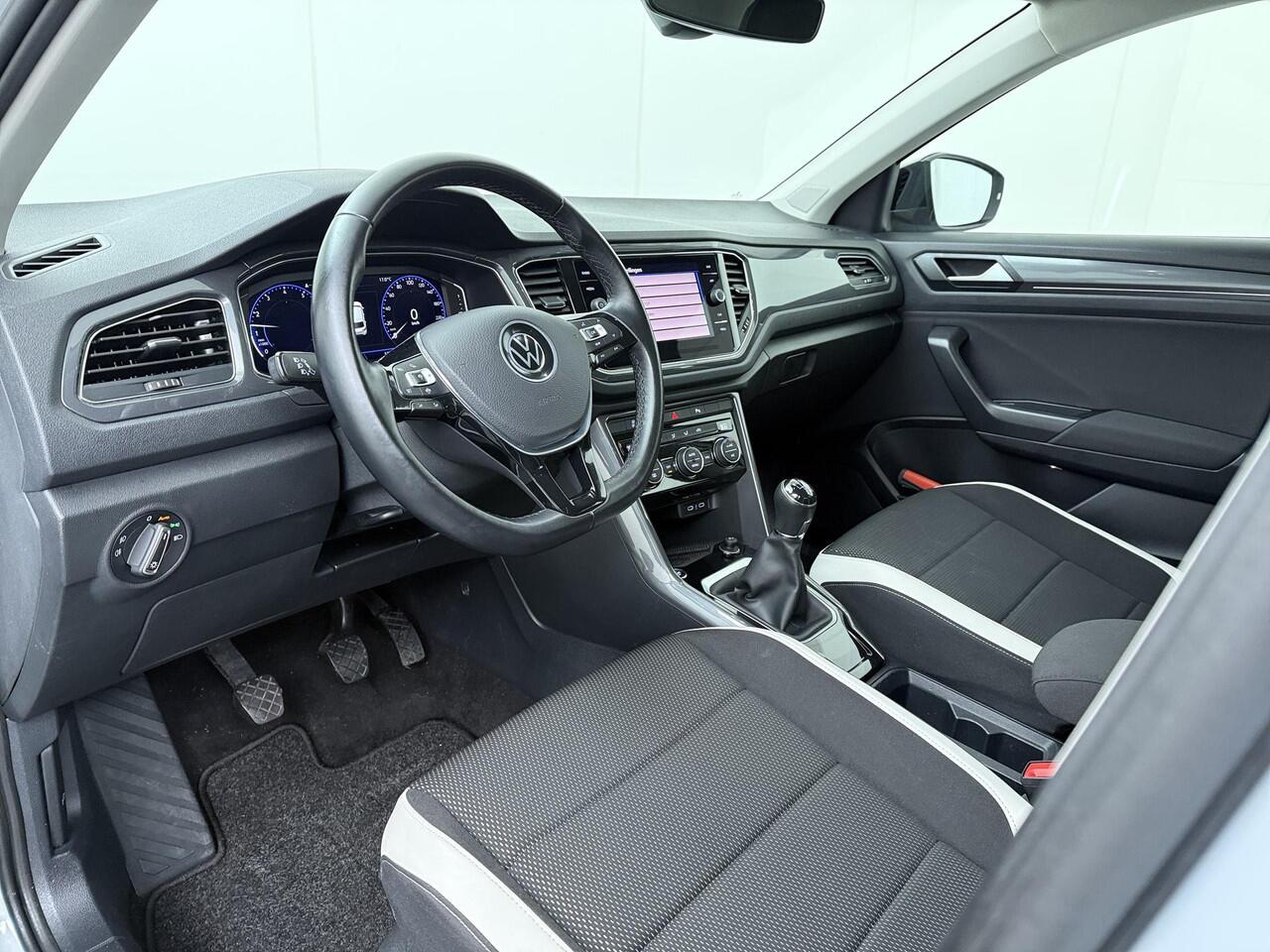Volkswagen T-Roc 1.5 TSI Sport | 150 PK | Adaptive cruise control | Apple Carplay/Android Auto | Keyless | LED verlichting |