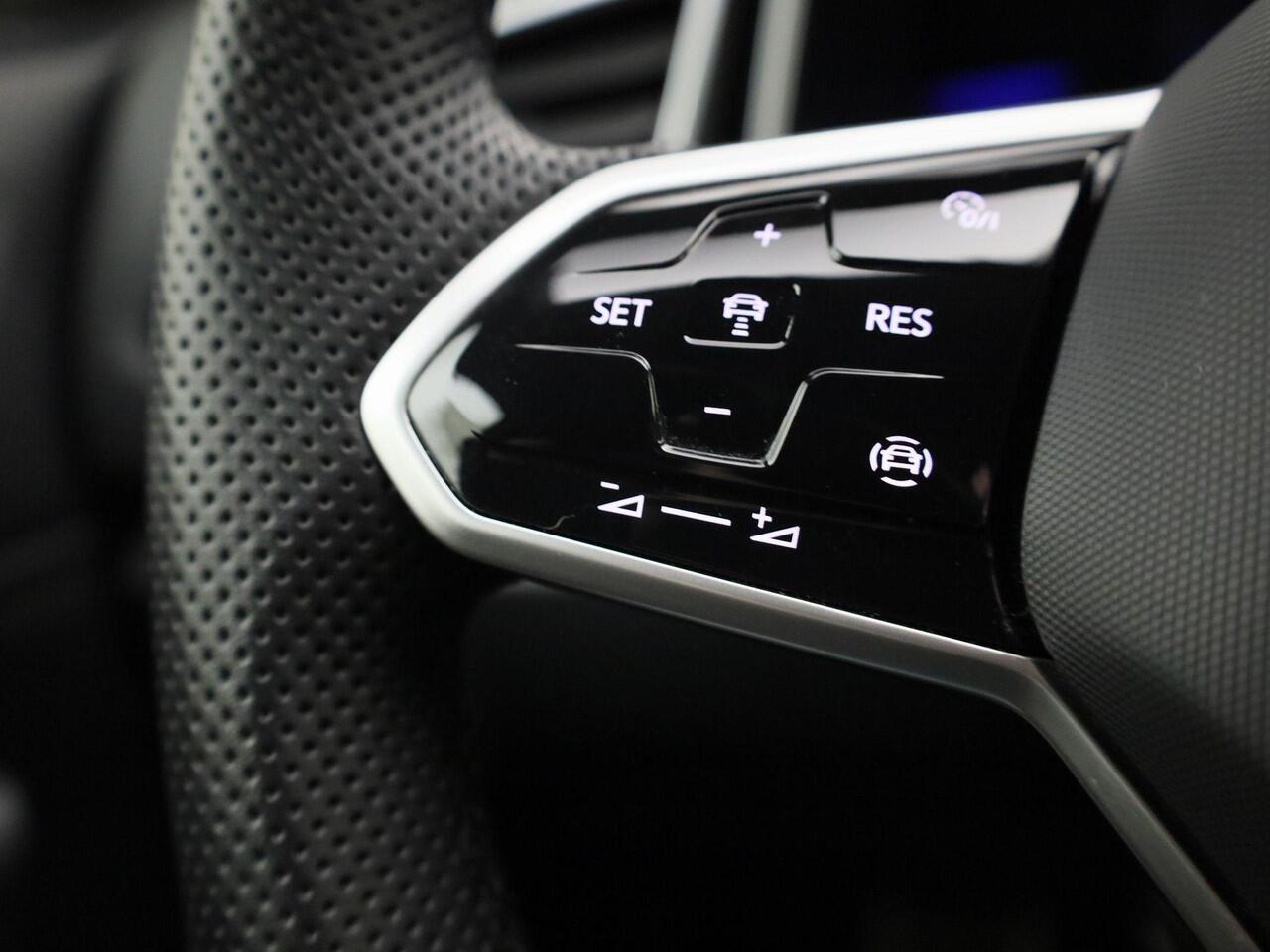 Volkswagen T-Roc 1.5TSI/150PK DSG R-Line · Navigatie · Apple/Android Car Play · Camera + Parkeersensoren · Stoelverwarming ·