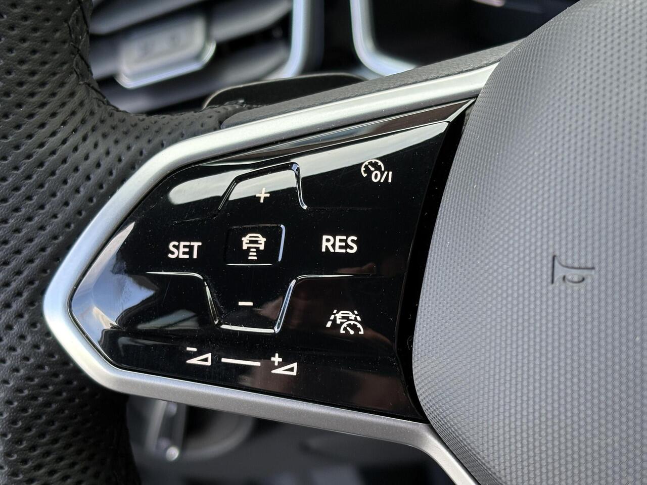 Volkswagen T-Roc 1.5 TSI R-Line |Trekhaak|ACC|Stuurver|
