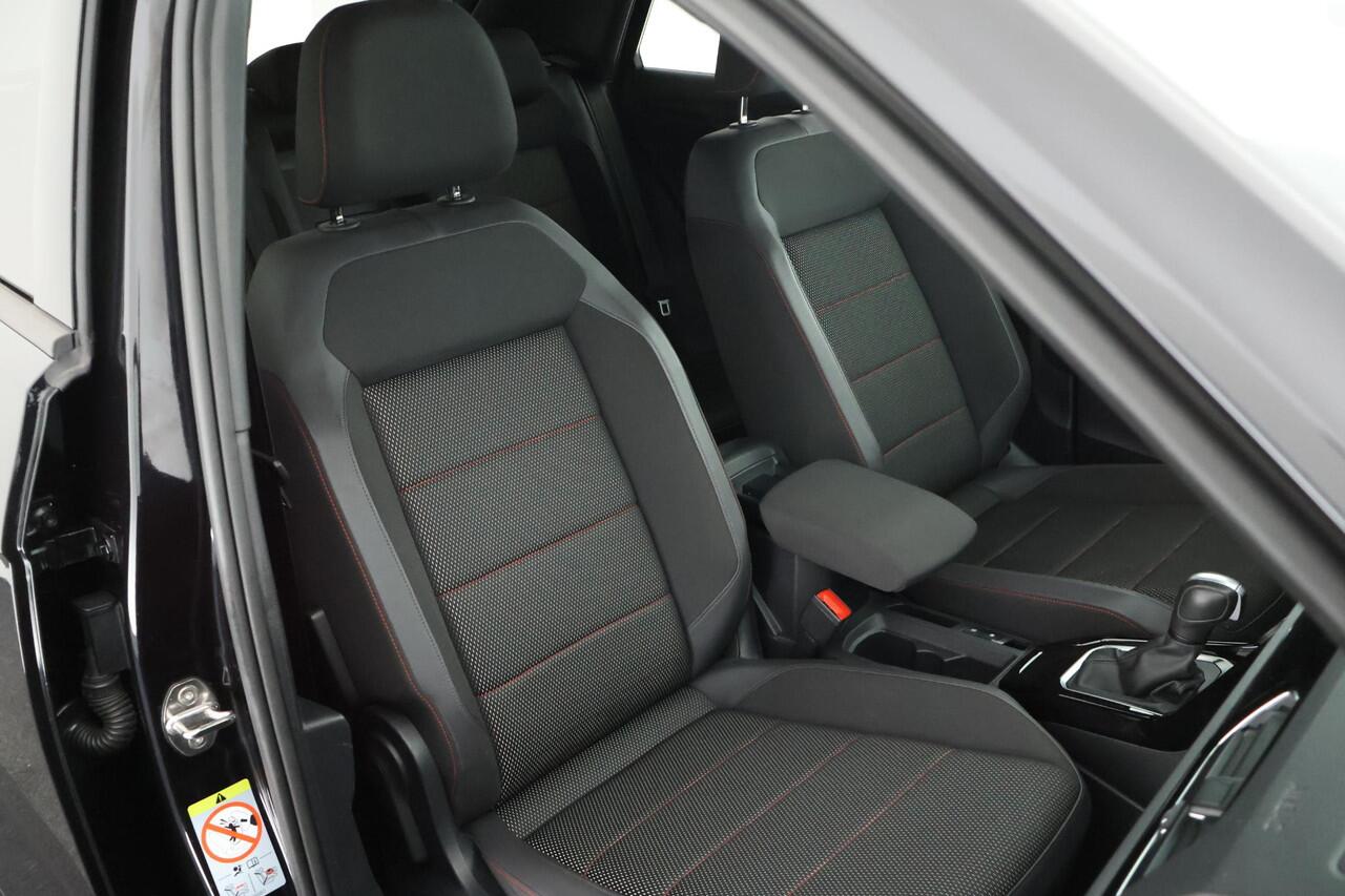 Volkswagen T-Roc 1.5 TSI 150pk DSG Sport Black Style Trekhaak Led Stoelverwarming Virtual Cockpit Navigatie