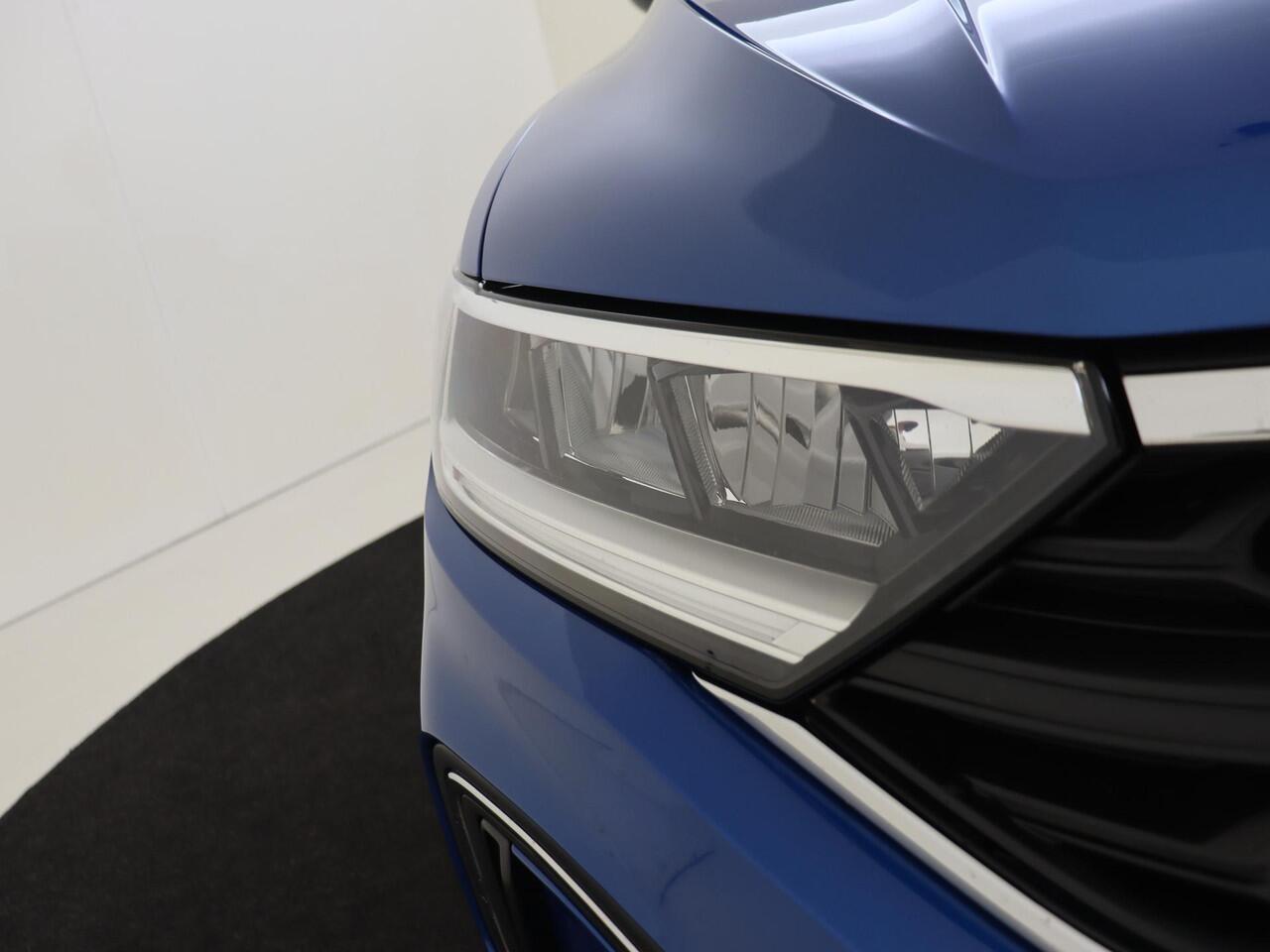 Volkswagen T-Roc 1.0 TSI Life | Parkeerassistent | Adaptieve cruise control | CarPlay | Navigatie | Lane assist | Digital cockpit | Elektrisch inklapbare buitenspiegels |